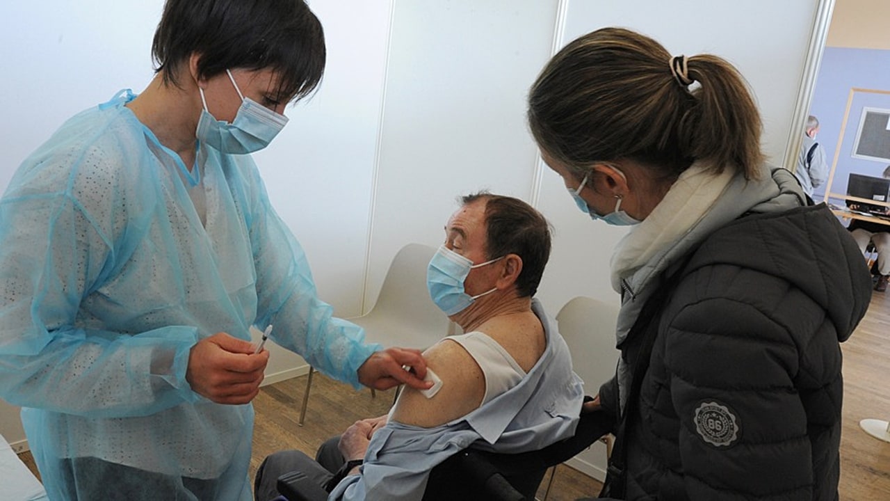 La disponibilité des vaccins étant certaine, le conseil scientifique invite à anticiper les aspects organisationnels de la campagne de rappel, notamment la répartition de la charge entre les centres de vaccination et les cabinets et officines des professionnels libéraux. (Pascal Bachelet/BSIP)