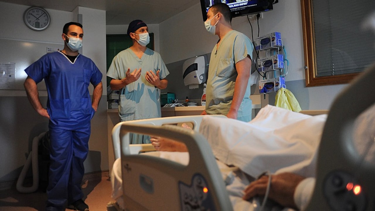 Le personnel représente le premier poste de dépenses en réanimation. L'Igas préconise des évaluations plus fines sur la tarification de cette activité et sur les ratios d'infirmiers par lit. (Pascal Bachelet/BSIP)