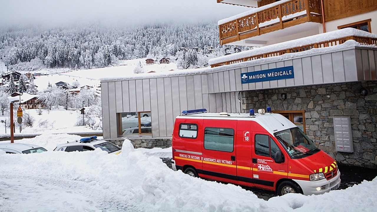 Dans les zones montagneuses et isolées, l'implication des étudiants et internes en médecine chez les pompiers est censée les inciter à venir s'y installer ultérieurement, une fois leurs études achevées, et pallier ainsi une désertification médicale galopante dans ces territoires ruraux. (Amélie Benoist/Image Point FR/BSIP)