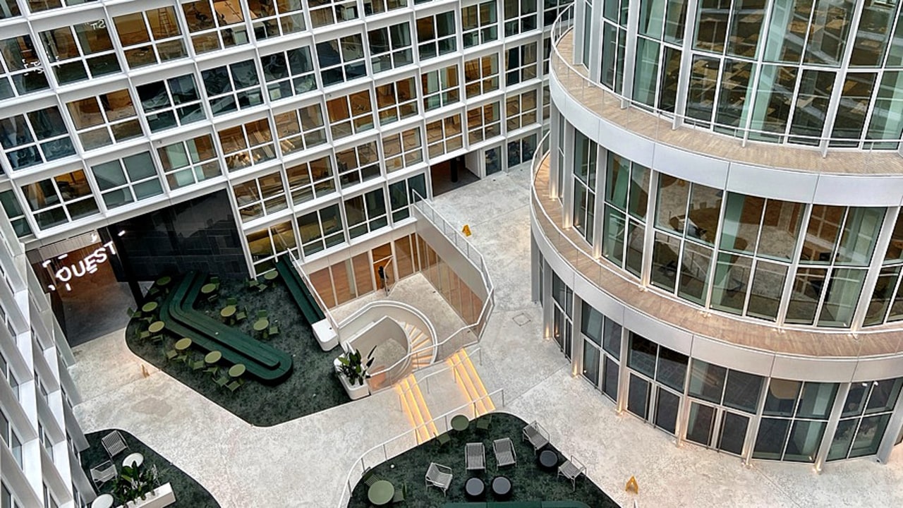 PariSanté campus finalise son emménagement dans l'immeuble Fresk à Issy-les-Moulineaux. Il devrait y être pleinement opérationnel début janvier : les espaces se veulent pour une moitié d'entre eux académiques et pour l'autre entrepreneurials. (T. Quéguiner/Hospimedia)