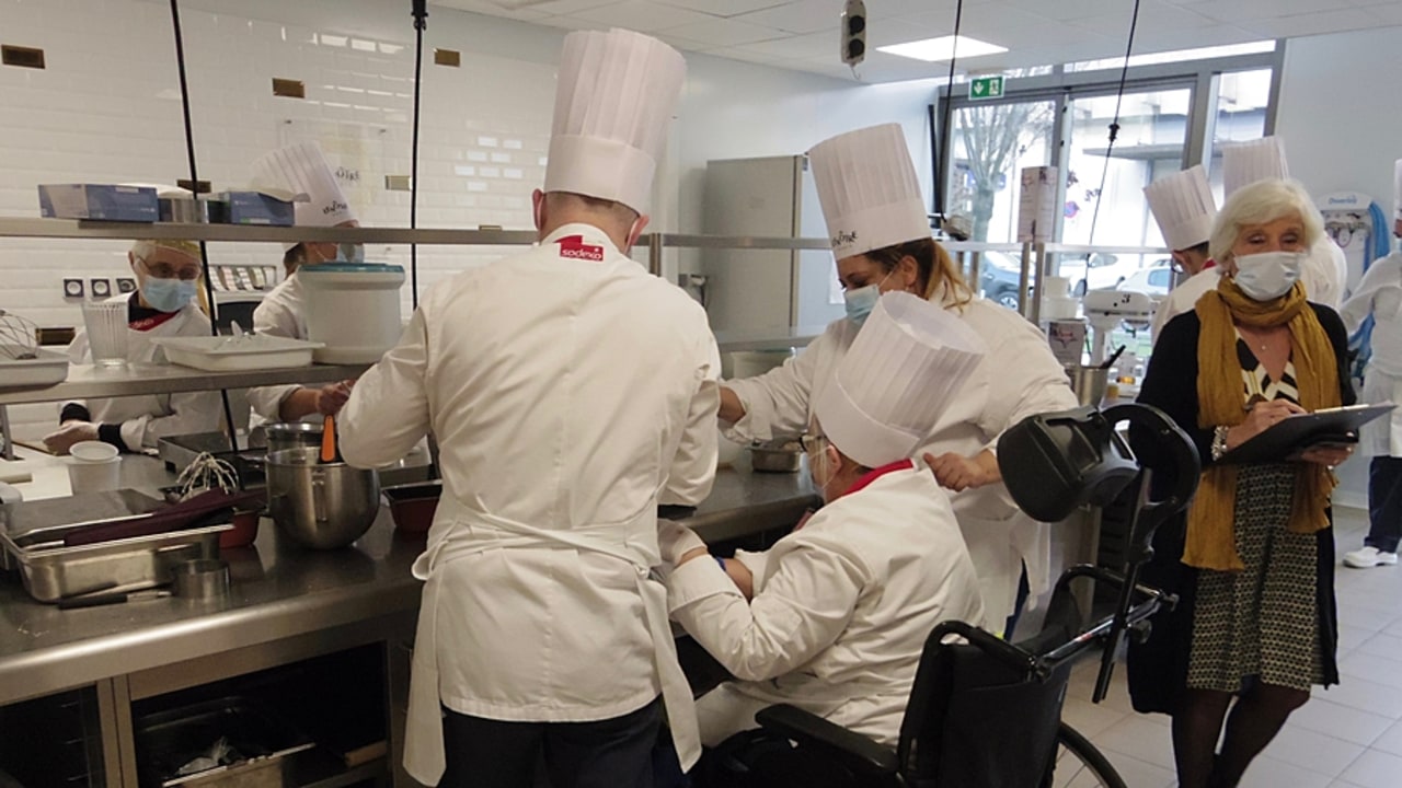 Chaque équipe est composée de trois membres : au centre, la personne accompagnée et à ses côtés un professionnel soignant ou éducatif et un chef Sodexo. (Hospimedia/Edoxie Allier)