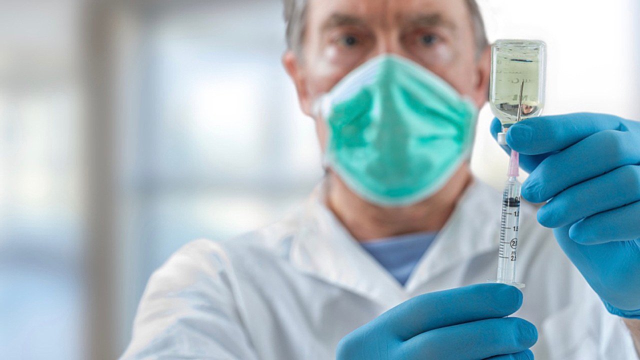 Pour évaluer en continu la sécurité et la qualité des vaccins et des molécules contre l'épidémie de Covid-19, le suivi de l'ANSM s'appuie sur la pharmacovigilance et la pharmaco-épidémiologie. (Chassenet/BSIP)