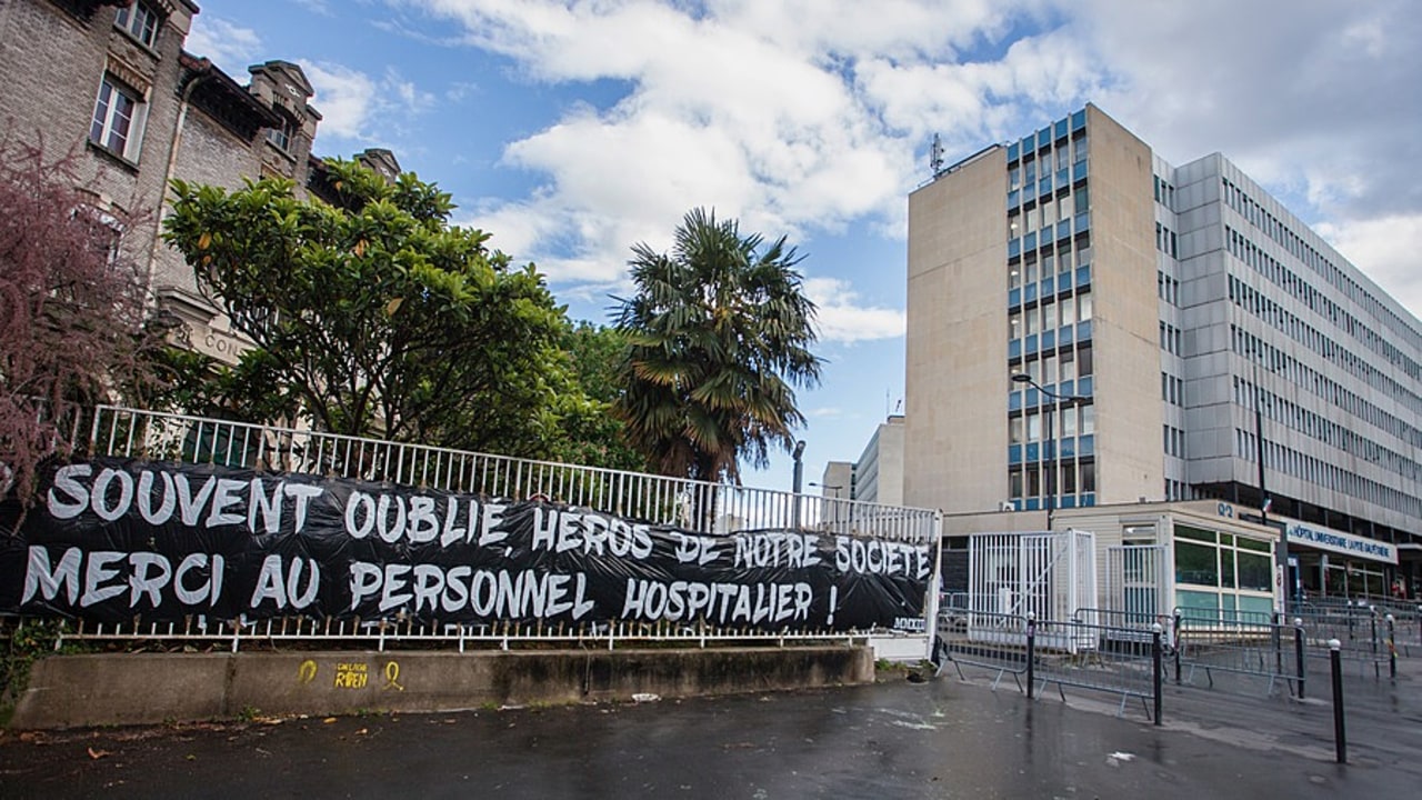 Pour Olivier Véran, la place des CHU s'avère "incontournable", encore plus à la faveur du Covid-19 (en photo l'entrée de la Pitié-Salpêtrière à Paris en avril 2020), grâce à un système qui fonctionne "sur deux pieds" : le "H", qui permet d'adapter l'organisation hospitalière ; le "U", qui permet de produire les recommandations adaptées aux circonstances très rapidement. (Humbert/BSIP)
