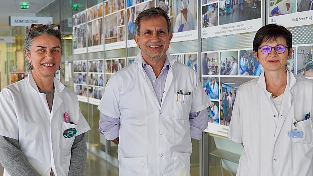 Le Dr Jean-Luc Pons, entouré de gauche à droite par les deux vice-présidentes de la CME : les Drs Corinne Appère de Vecchi et Estelle Bertolle. (CH Argenteuil)