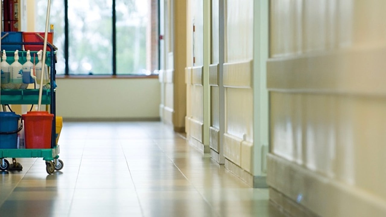 Le conseil scientifique craint que les périodes d'évictions des professionnels contaminés ne désorganise complètement les hôpitaux dès janvier. (Altopress/Photoalto/BSIP)