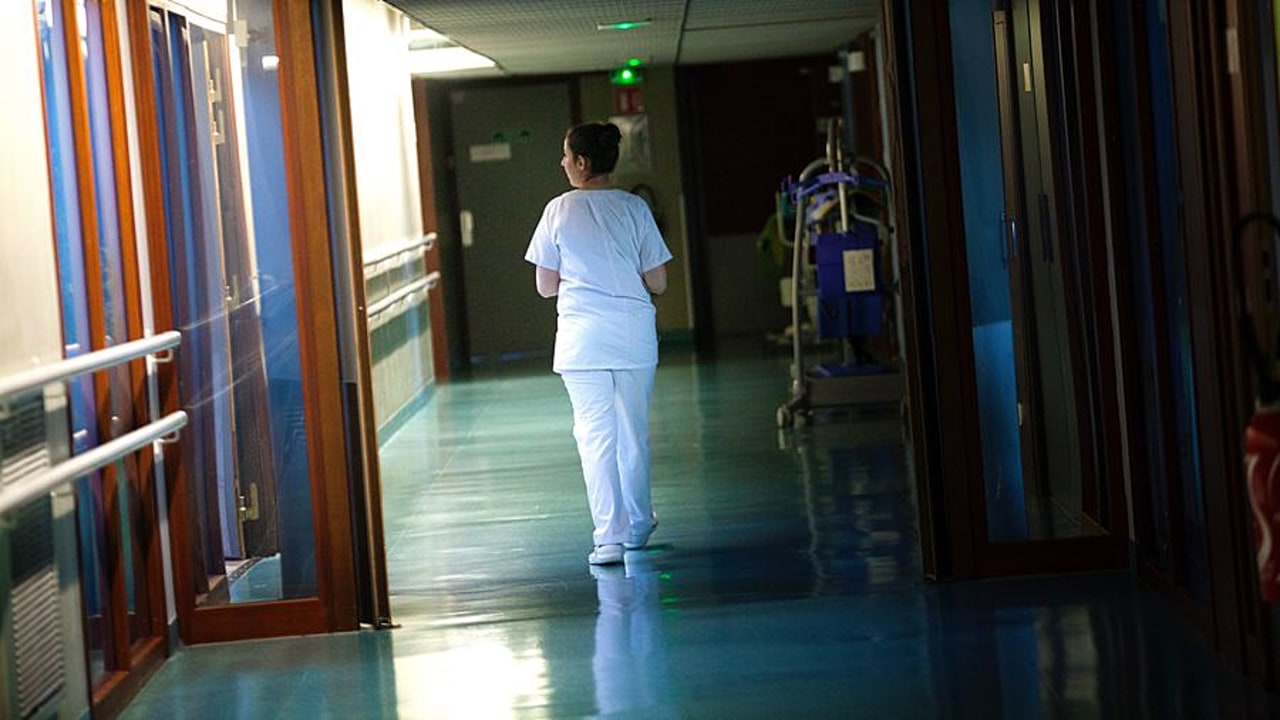 La conférence des espaces éthiques pointe l'effet délétère pour les soignants des recommandations et protocoles contradictoires "adressés quotidiennement". (Amélie Benoist/BSIP)