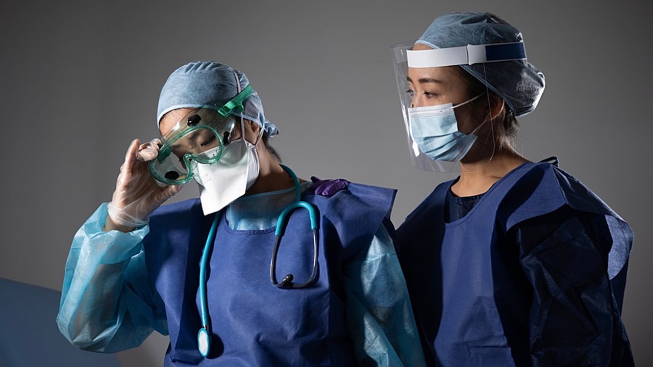 La dérogation à l'éviction des professionnels de santé positifs mais asymptomatiques est possible, en les affectant en priorité aux patients atteints par la maladie Covid-19.  (Collanges/BSIP)