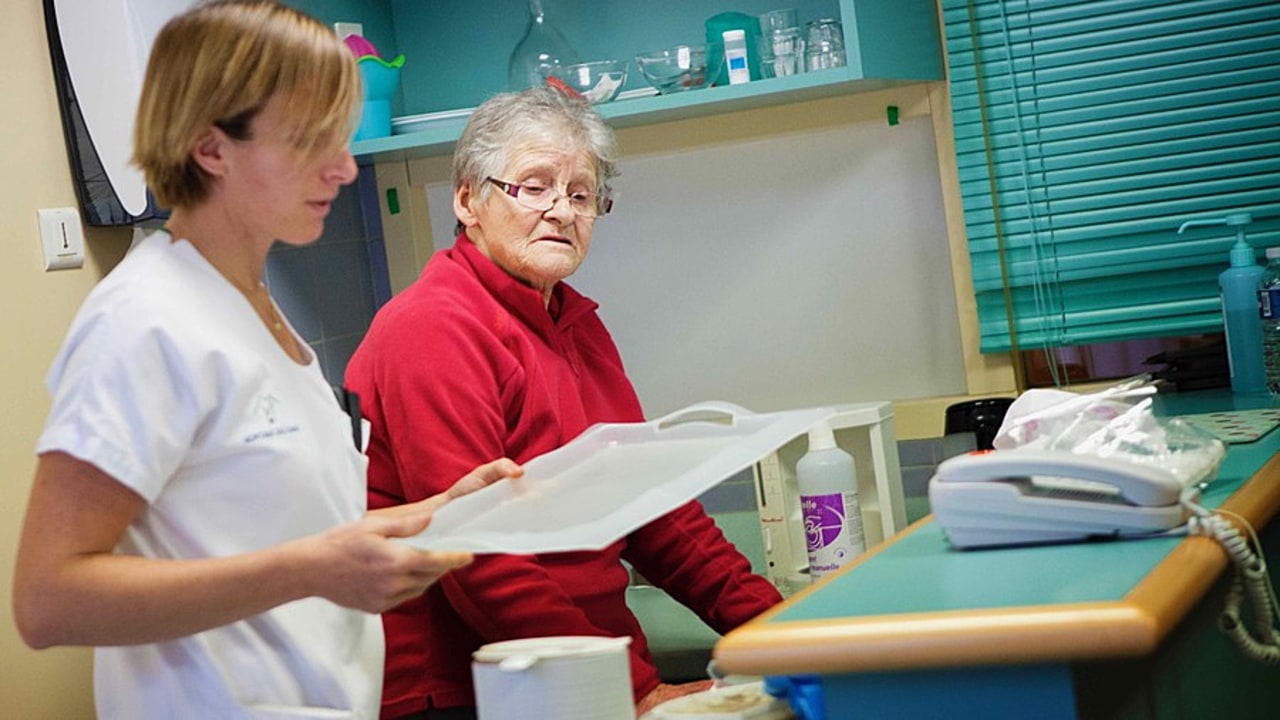 L'intervention des ergothérapeutes en Ehpad facilite le quotidien des résidents et des professionnels. (Amélie Benoist/BSIP)