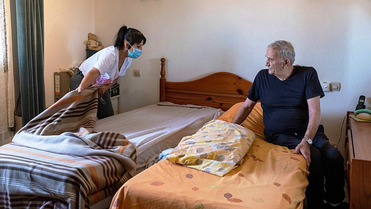 Pendant la crise sanitaire, les aides à domicile, travailleurs de deuxième ligne ont assuré leurs activités. (Morcillo/BSIP)