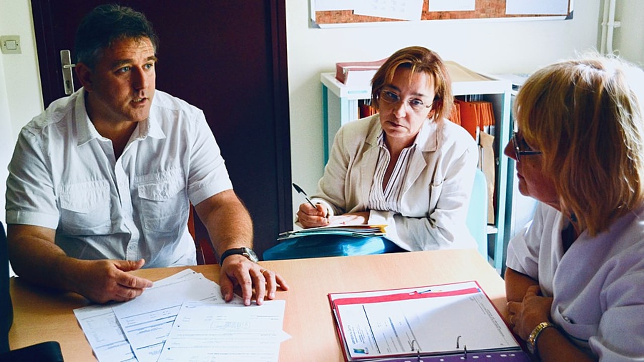 Les équipes mobiles gériatriques devront davantage se déplacer vers les lieux de vie, à l'instar de celle instaurée en 2014 au sein des Hospices civils de Lyon. (Agathe Moret/Hospimedia)