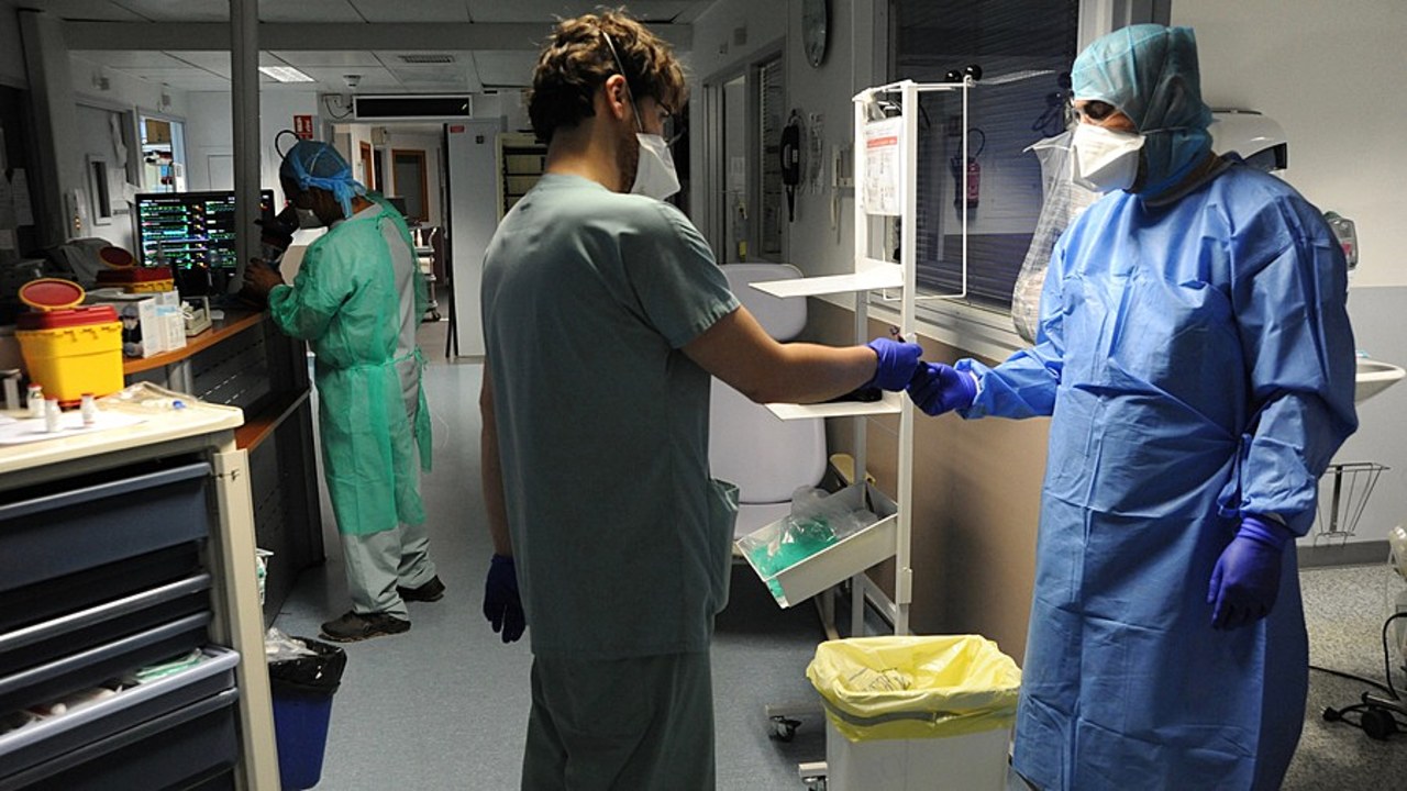 Un respect scrupuleux des gestes et mesures barrières est demandé aux personnels de santé vaccinés et positifs au Sars-Cov-2 lors de leur exercice professionnel. (Pascal Bachelet/BSIP)