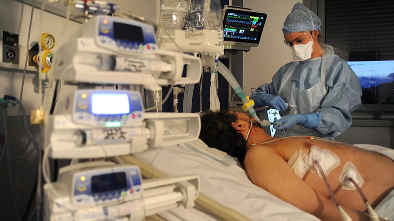 Les patients vaccinés et ventilés sont soit immunodéprimés soit porteurs de plus de comorbidités que les patients non vaccinés également ventilés. (Pascal Bachelet/BSIP)