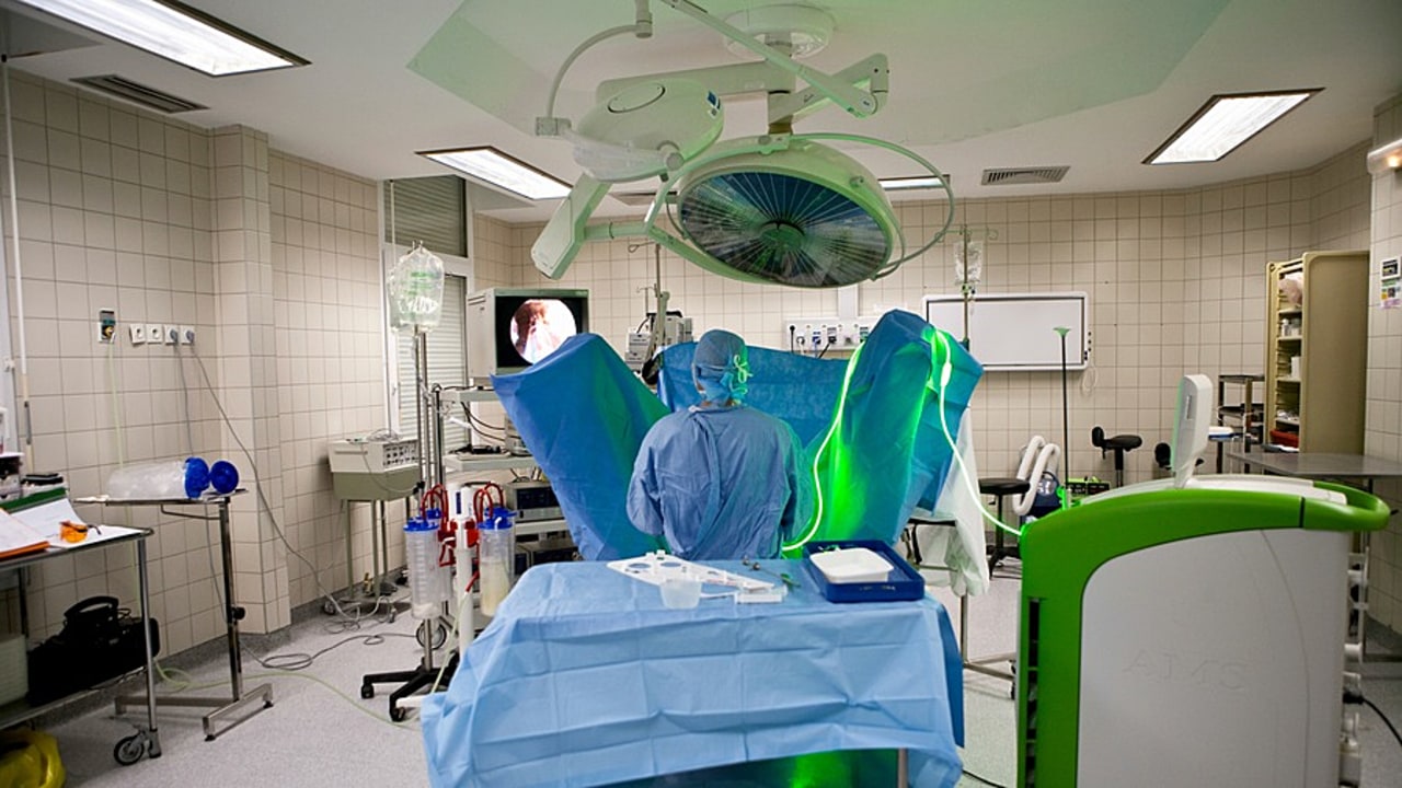 Rares sont les blocs opératoires à proposer un échappatoire visuel ou ne serait-ce qu'un peu de lumière naturelle. Or seuls 12,5% des infirmiers se satisfont de leurs locaux quand il n'y a pas de fenêtre contre 73% quand il y en a. Un élément d'attractivité loin d'être anecdotique sur des métiers en tension. (Amélie Benoist/BSIP)