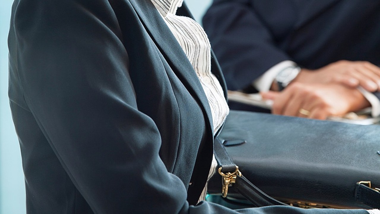 Selon la DGOS et le CNG, les différents arguments et thématiques abordés avec les syndicats de directeurs, divisés sur la question de l'unicité statutaire DH-D3S même si les pro-fusion sont majoritaires, vont être transmis au cabinet du ministre des Solidarités et de la Santé en vue d'un arbitrage "ultérieur". (AltoPress/PhotoAlto/BSIP)