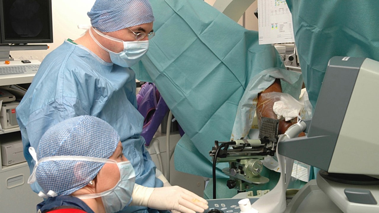 Pour la radiothérapie et la curiethérapie, un oncologue radiothérapeute et un physicien médical sont présents sur site, pendant la durée de l'application des traitements, afin de pouvoir intervenir à tout moment dans l'unité.