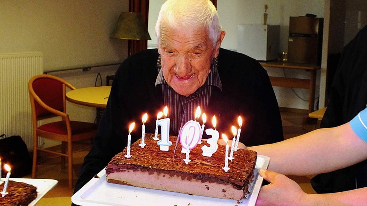 La presse quotidienne régionale suit les centenaires en Ehpad. (Houin/BSIP)