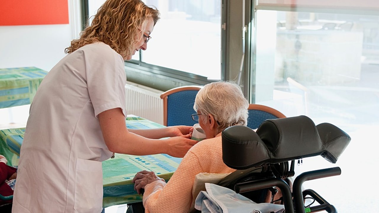 Parmi ses propositions, la FHF envisage le recrutement de 20 000 emplois en Ehpad chaque année sur cinq ans ou encore la révision des forfaits à l'hôpital pour limiter les restes à charge. (Raguet H./BSIP)