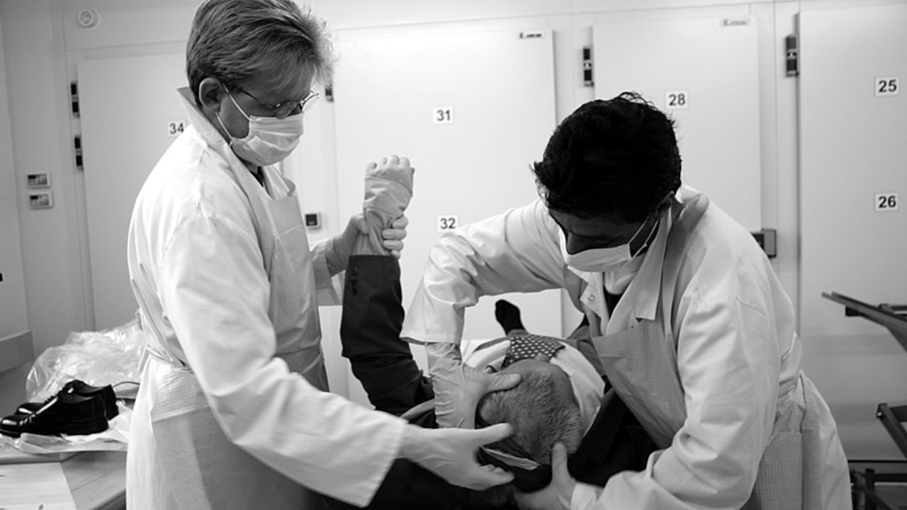 La mise en bière immédiate du défunt a limité les rituels funéraires, comme l'habillage après la toilette mortuaire, avec des pratiques hétérogènes entre les établissements. (Platriez/BSIP)