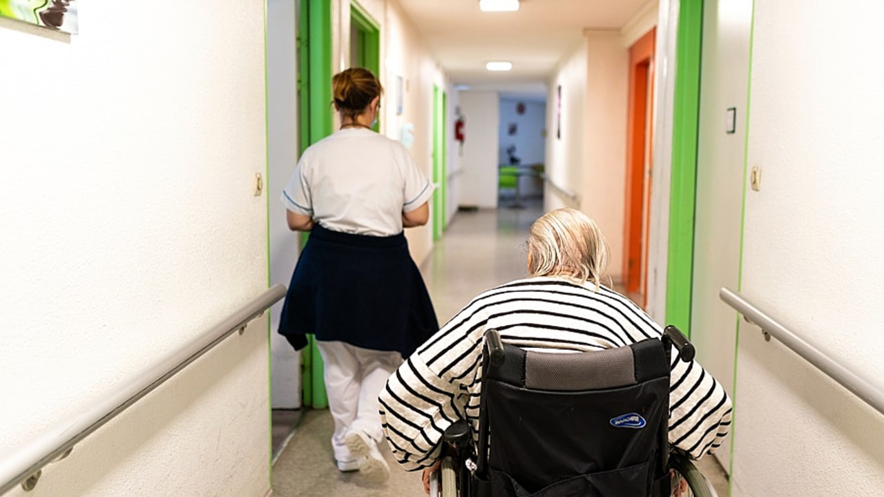 Ce qui ressort des 57 monographies d'Ehpad sur lesquelles s'appuie la Cour des comptes, c'est bien que les établissements les plus touchés sont ceux dont la proportion d'ETP paramédicaux, en particulier d'infirmiers ou de médecins coordonnateurs, était plus basse. (Morcillo/BSIP)