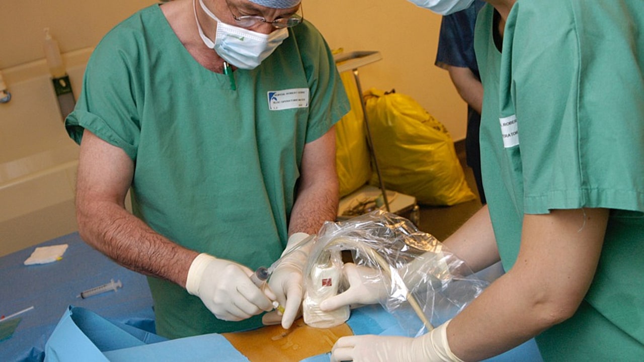 Le dépistage prénatal de la trisomie 21, ici par amniocentèse, ne relève pas de l'eugénisme mais n'est pas non plus dénué de questions éthiques. (AJ Photo/BSIP)