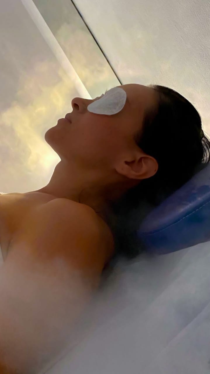 Mujer Relajada en una cabina de Spa con una mascarilla hidratante en su rostro.