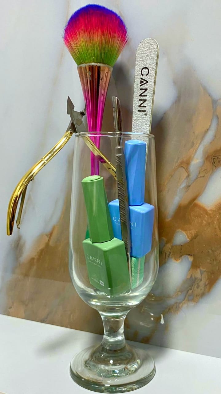 Herramientas profesionales de manicura rusa, esterilizadas y listas para un servicio de alta precisión en Ikebana Spa.