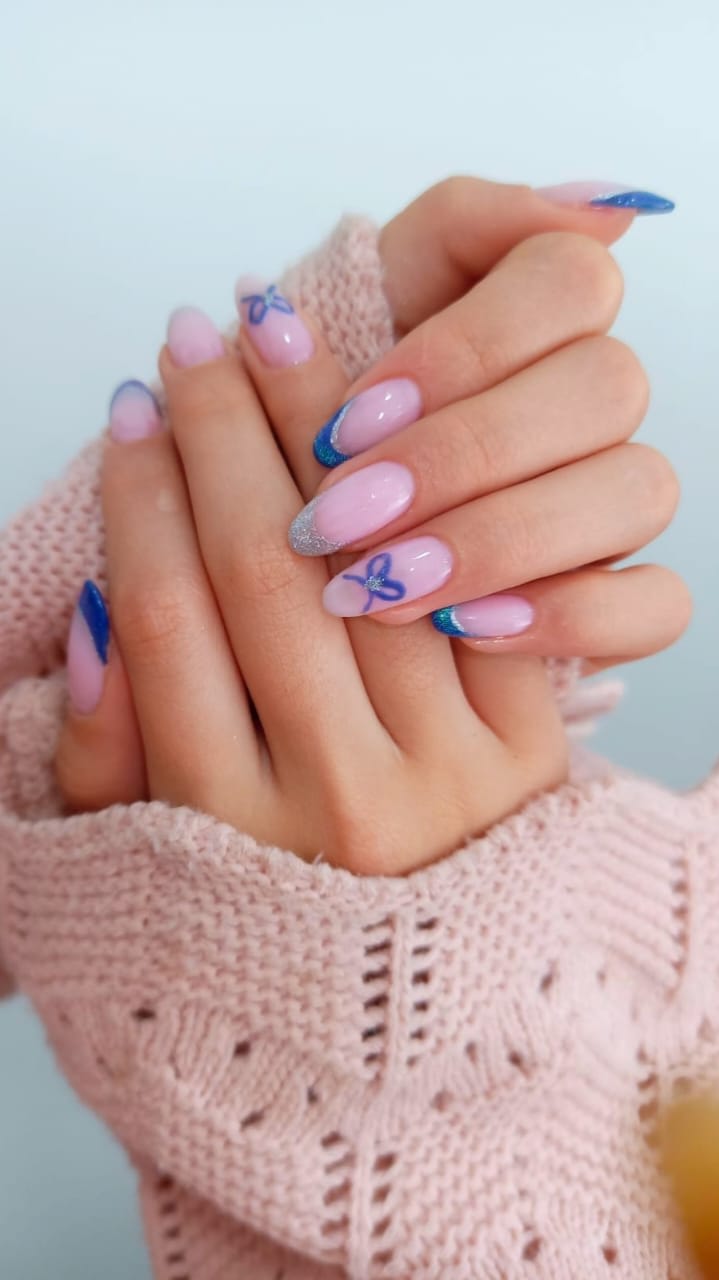 Manicura rusa con acabado cromado y brillante en Ikebana Spa.