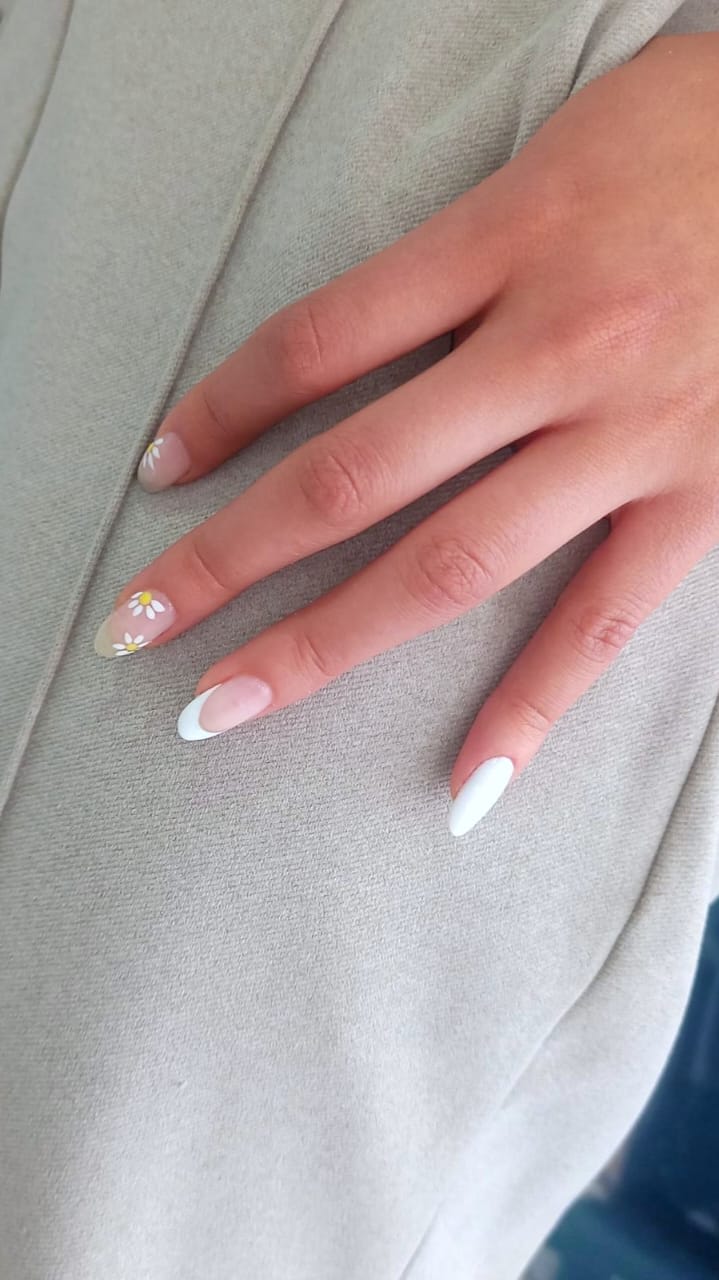 Diseño de uñas con efecto acuarela en tonos pastel realizado en Ikebana Spa.