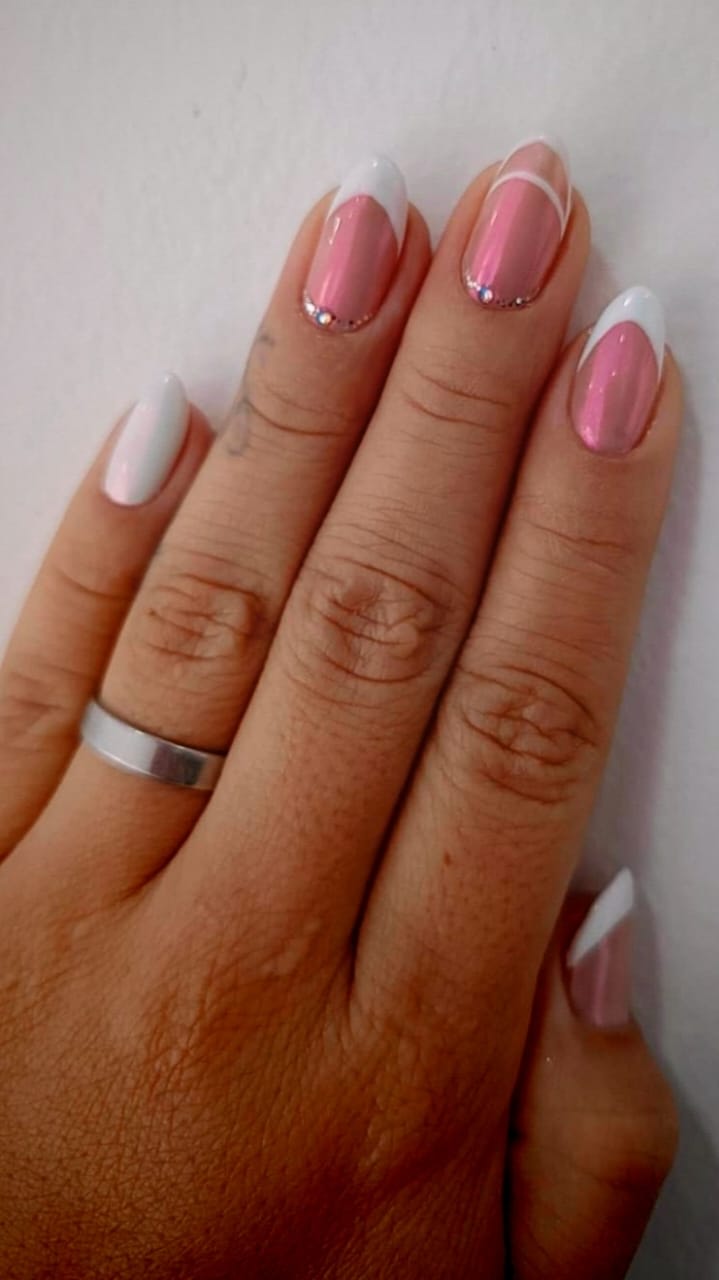 Manicura semipermanente en un vibrante tono rosa brillante clásico.