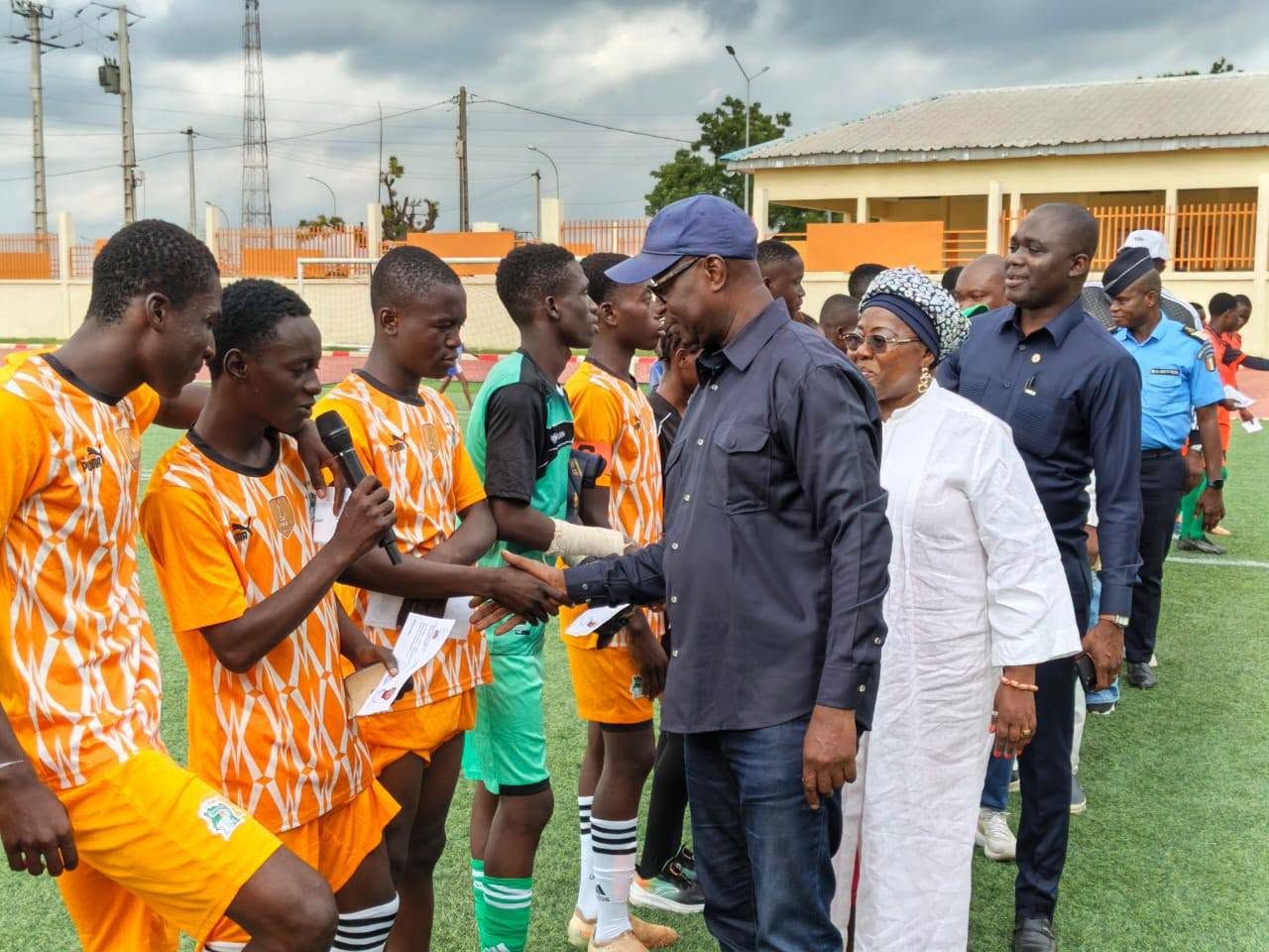 Le Maire de Bouaké lance les tournois dotes des trophées Dominique OUATTARA et Amadou KONE