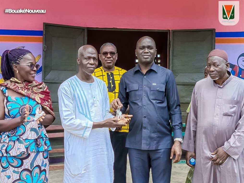 La mairie de bouaké a procede a la remise de plusieurs infrastructures scolaires au groupe scolaire diezou rails du quartier zone 