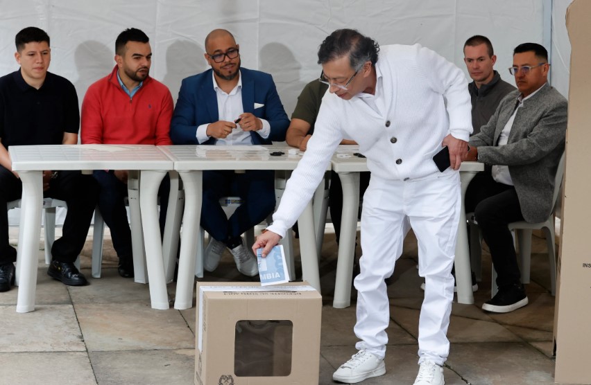 Colombianos acuden a las urnas en primera vuelta para elegir al nuevo presidente