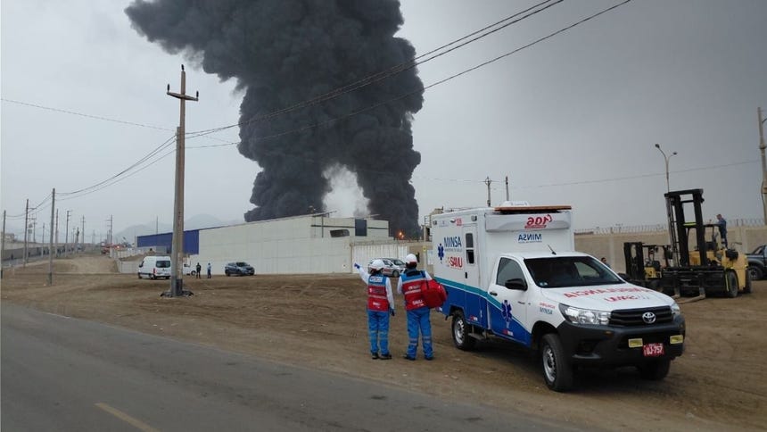 Incendio de gran magnitud afecta planta industrial en Lurín y moviliza a bomberos y SAMU