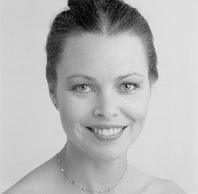 Michelle Phillips’ Career Reinvention in the 1970s: Acting, Music, and Hollywood Fame