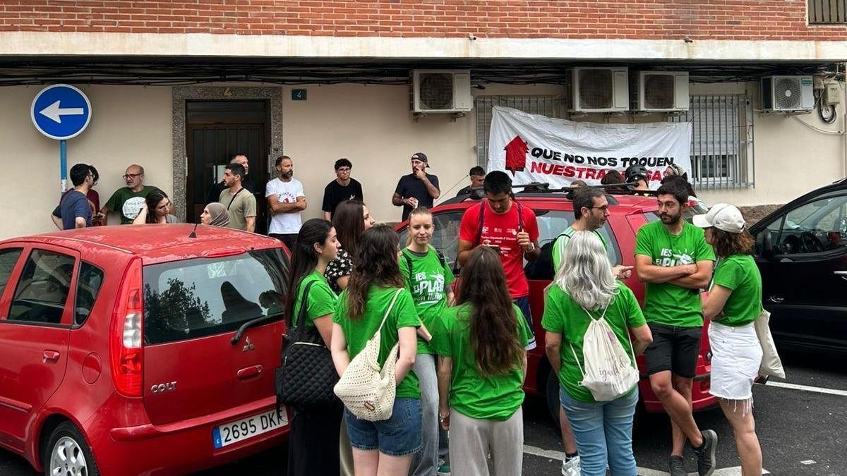 Desahucio en Alicante provoca tensión entre Policía, activistas y docentes durante un operativo judicial