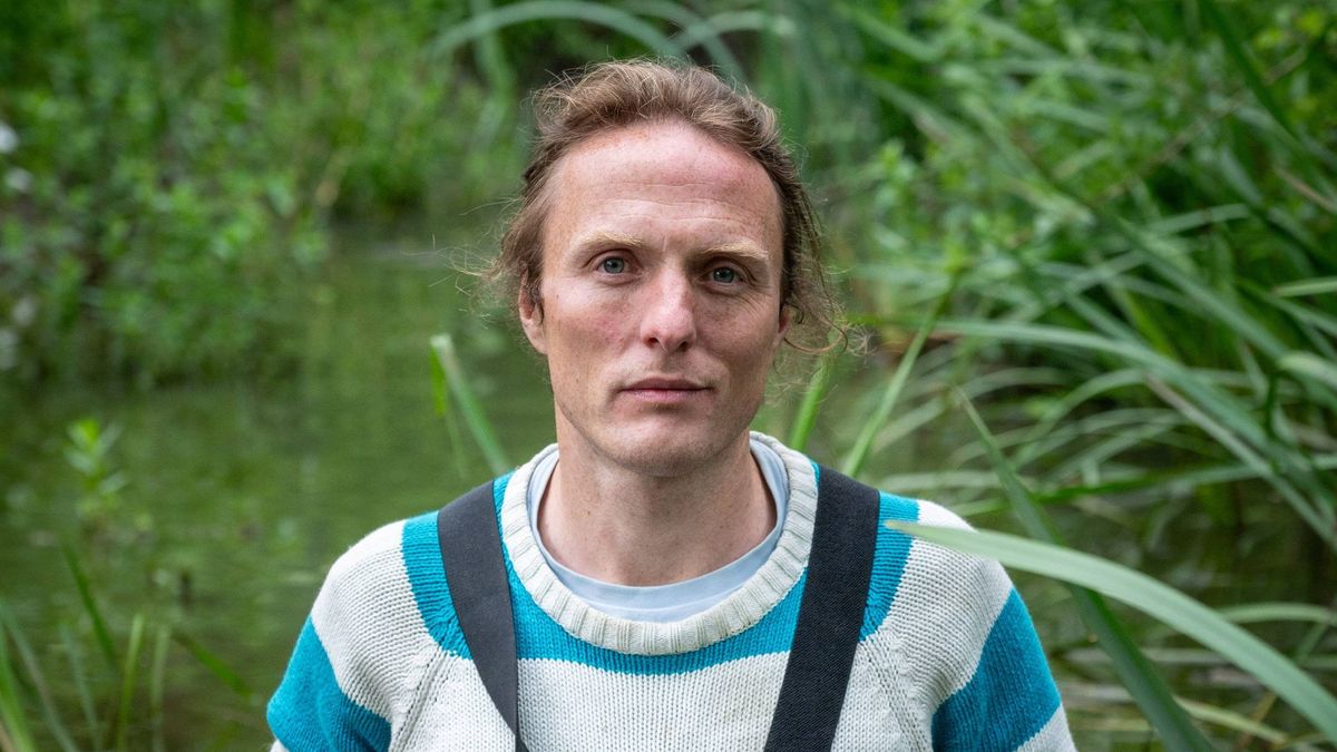 Un abogado ambiental es investigado por realizar una limpieza de residuos en el río Roding sin permiso oficial