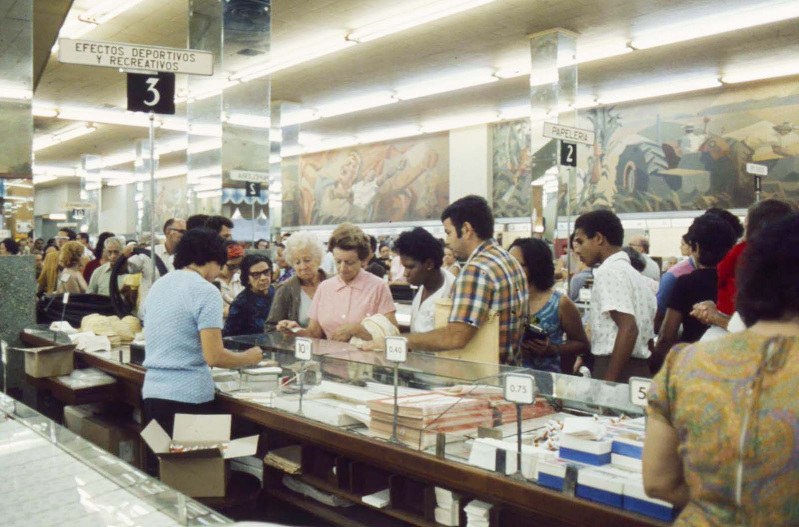 Una mirada fotográfica a la vida cotidiana en Cuba en 1976 entre reformas sociales y dificultades económicas