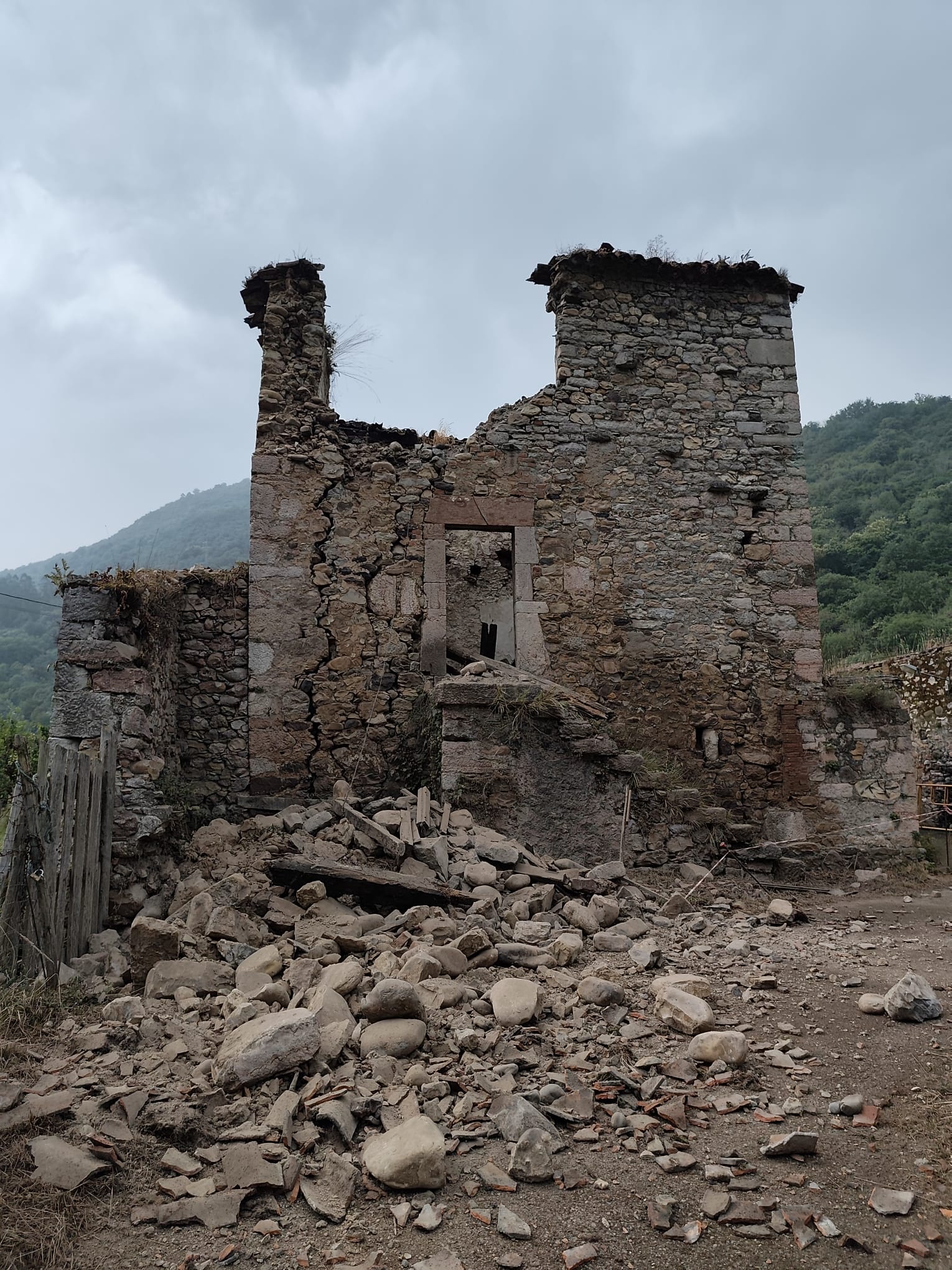 El abandono provoca el derrumbe de la histórica torre medieval de Tuñón en Santo Adriano