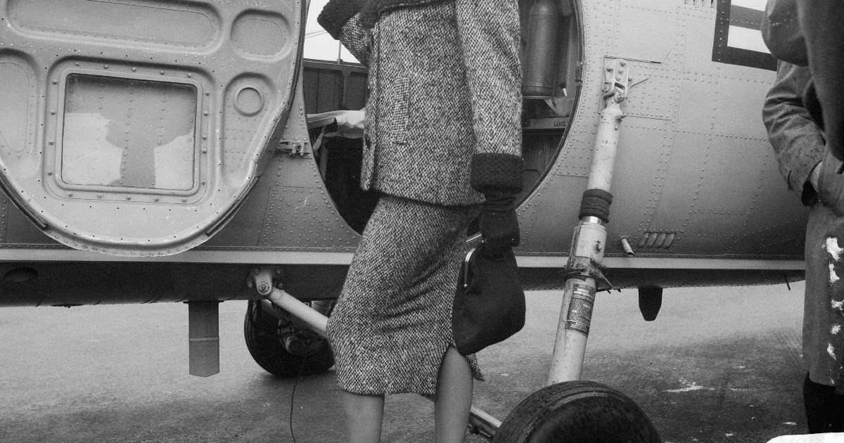 Jayne Mansfield’s 1957 Promotional Visit to Rotterdam Draws Public and Military Attention