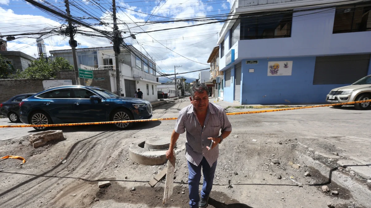 Protestas en Cumbayá por retrasos en obras viales que afectan al comercio y la salud de los vecinos