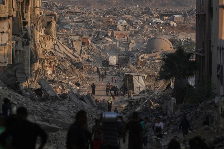 Israel estudia un plan de reubicación y confinamiento de población civil en Gaza bajo control militar