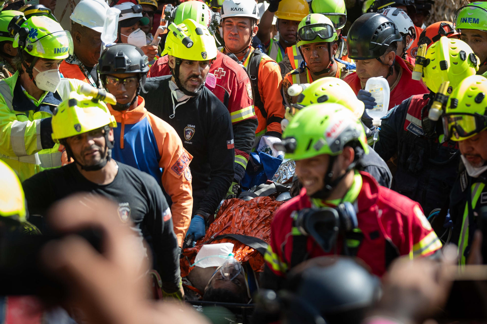 Rescate de Hernán Gil tras ocho días bajo escombros en La Guaira