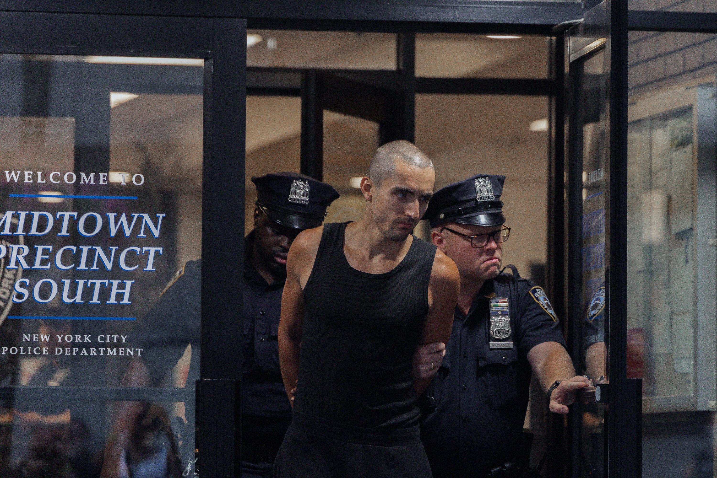 Pareja de escaladores es detenida y enfrenta cargos tras subir sin autorización al Empire State Building en Nueva York