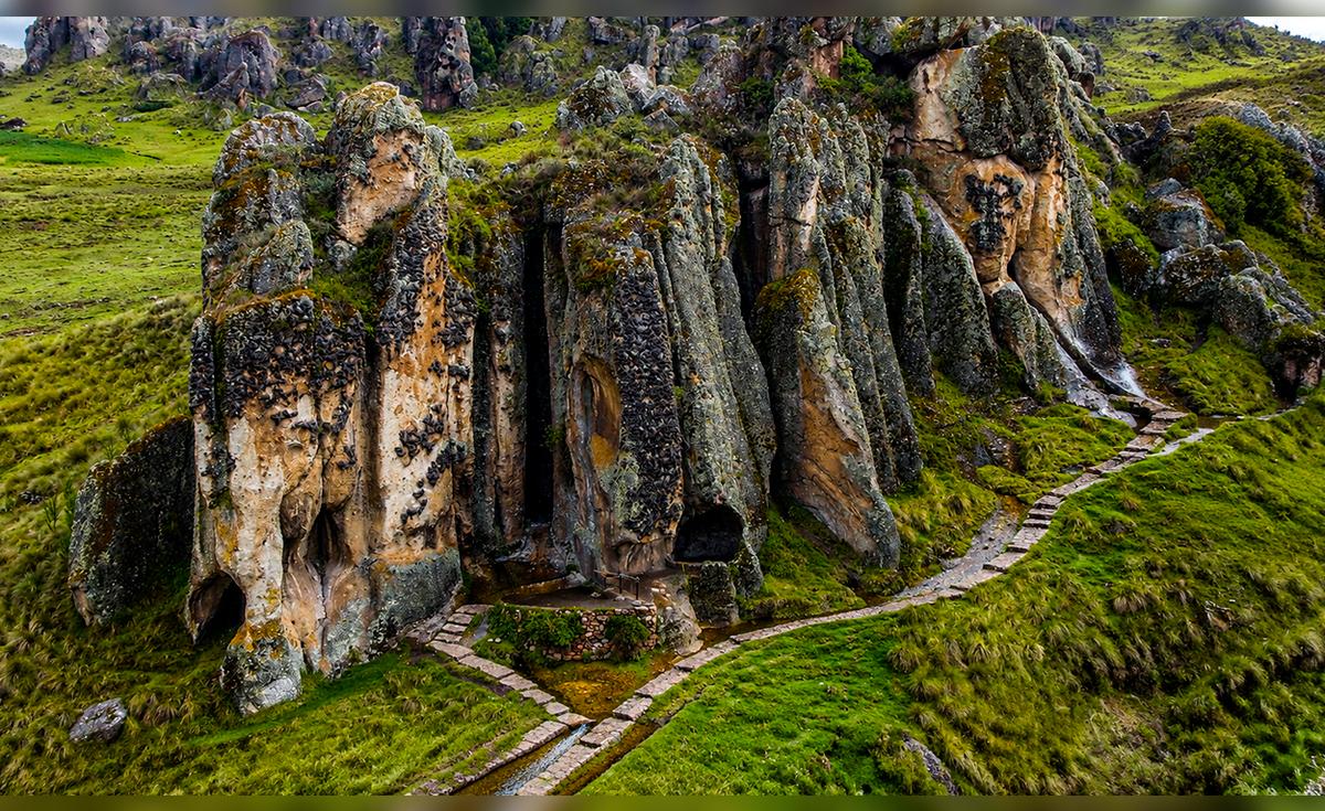 El acueducto preincaico de Cumbemayo en Cajamarca y su función hidráulica y ritual en los Andes