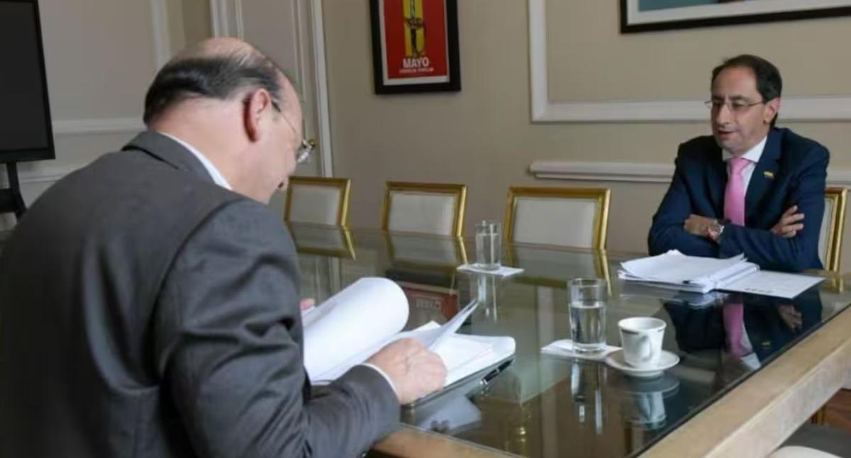 Petro's decree sparks concerns over security protocols during government transition