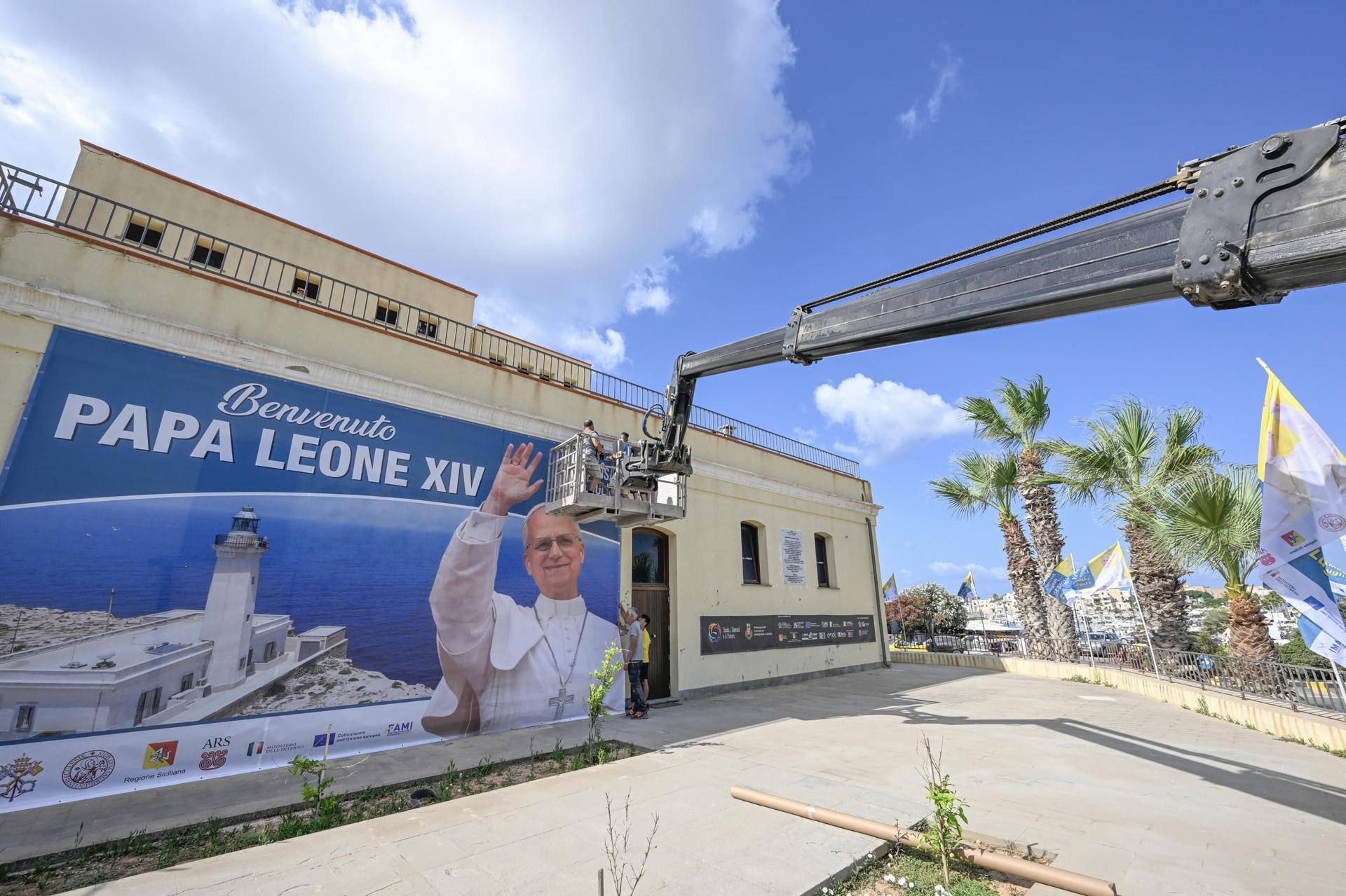 El papa León XIV visitará Lampedusa para homenajear a migrantes fallecidos en el Mediterráneo