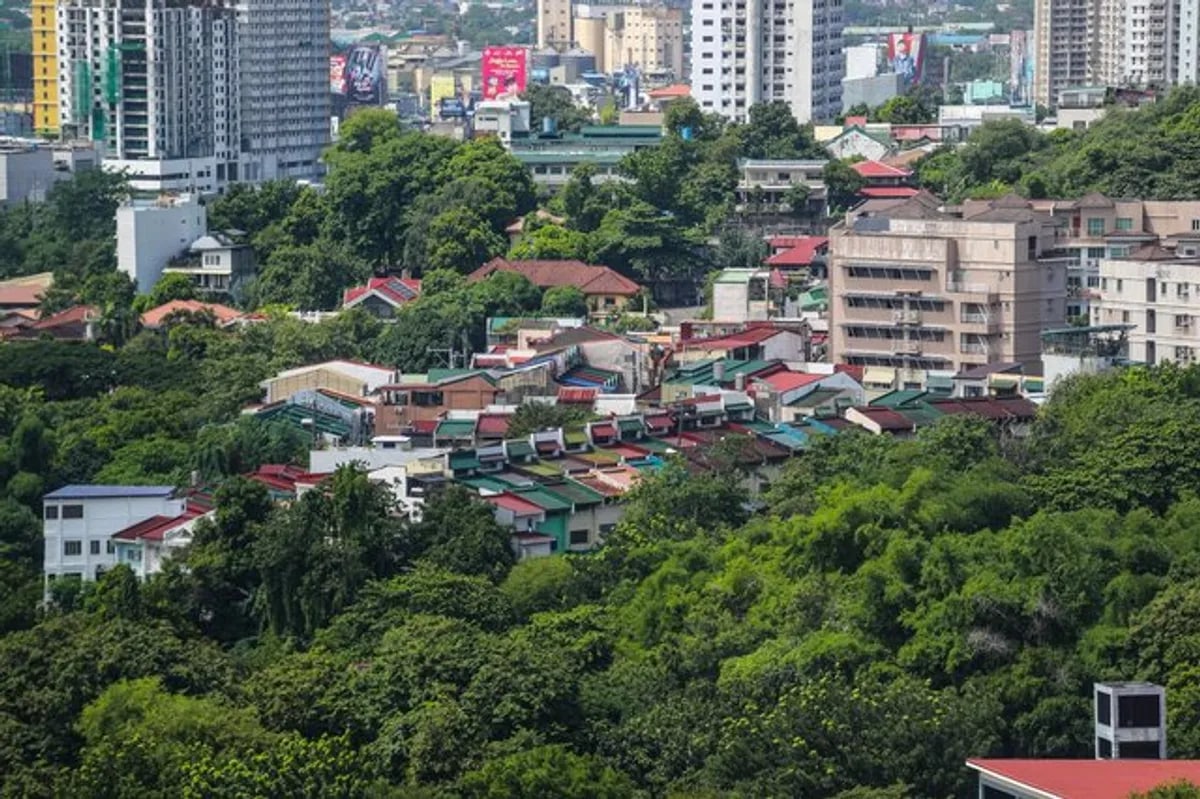 Middle Class Struggles with Inflation and High Interest Rates in Philippines