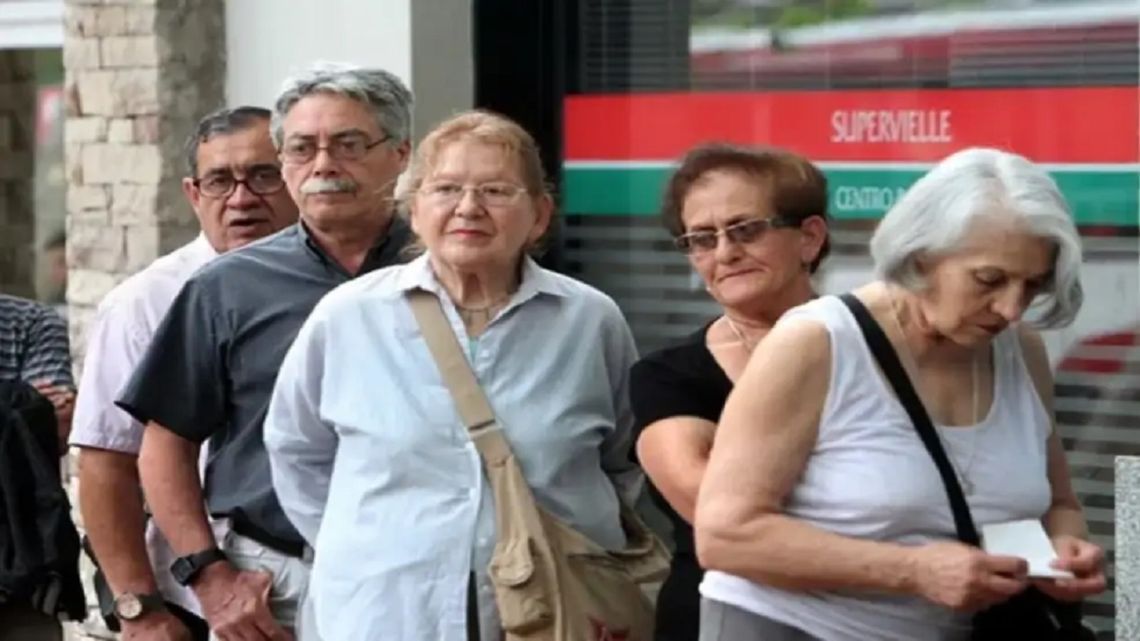 Crisis previsional: Jubilados demandan aumento del bono