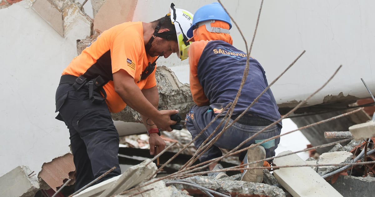 Rescatistas buscan con vida al niño Fabio atrapado bajo escombros tras terremotos en Venezuela