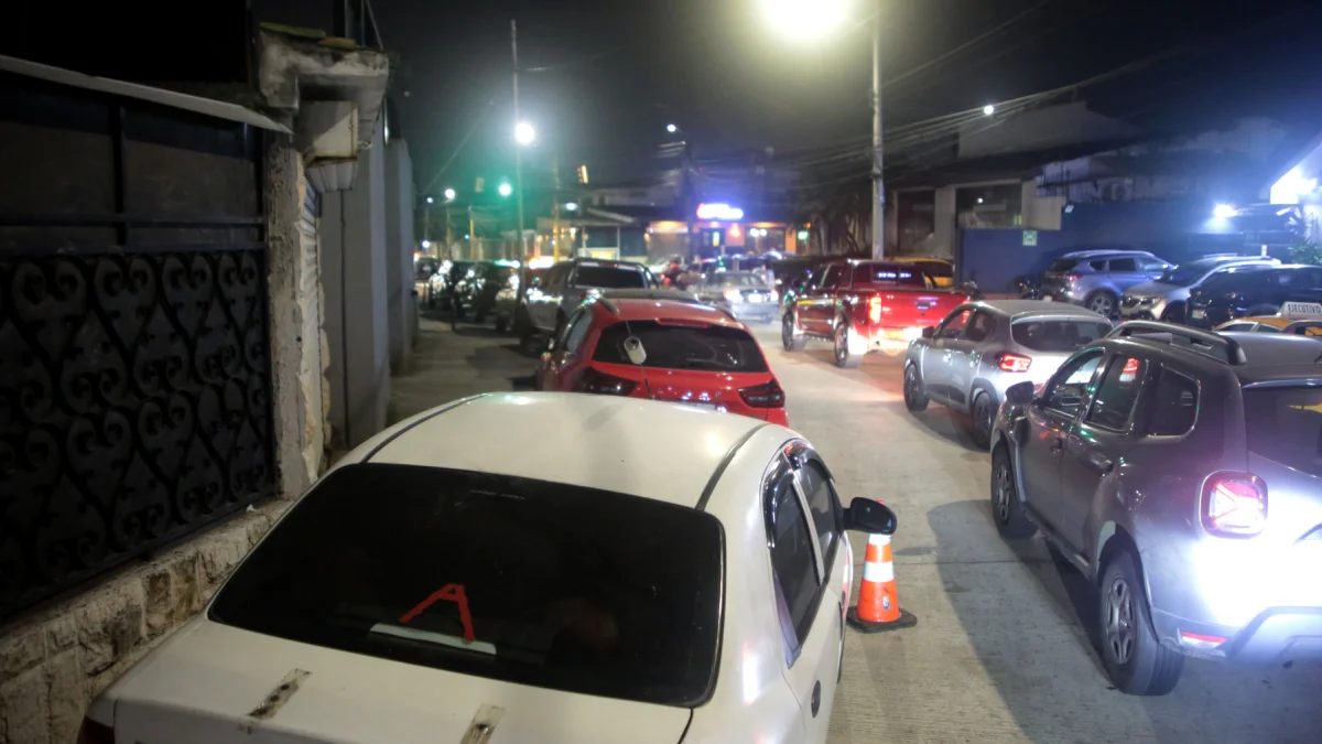 Falta de parqueos en Urdesa obliga a conductores a ocupar aceras y vías peatonales